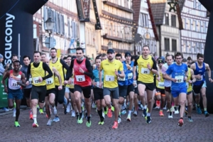 Oberkollbacher Läufer entzünden die 4. Adventskerze beim 29. Internationalen Adventslauf in Dornstetten