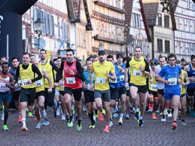Oberkollbacher Läufer entzünden die 4. Adventskerze beim 29. Internationalen Adventslauf in Dornstetten