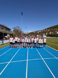 Blaue Bahn unter blauem Himmel: der SV Oberkollbach war bei der Bahneröffnung in Nagold erfolgreich dabei