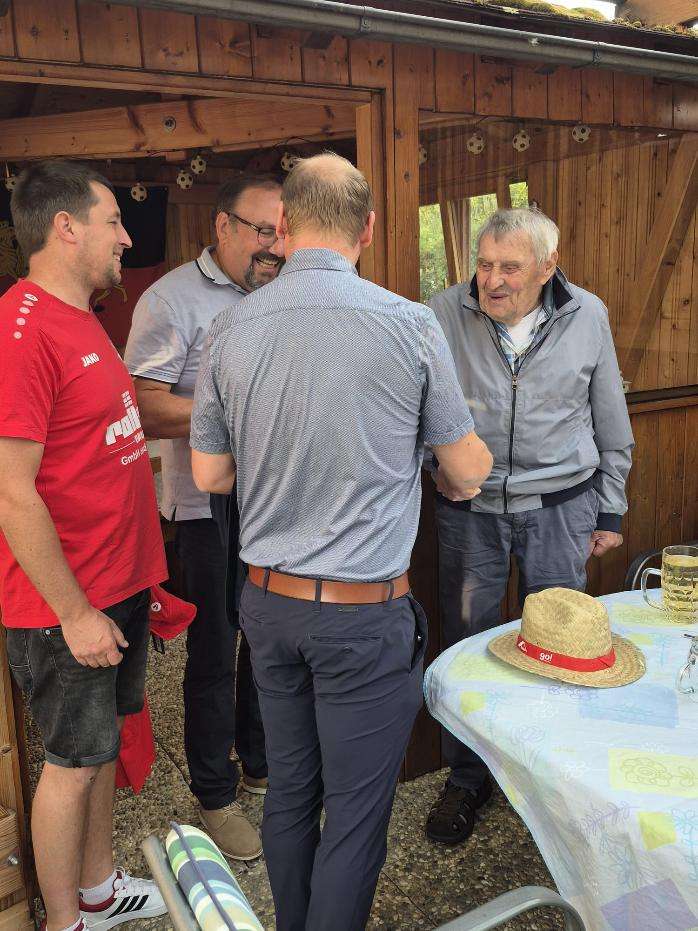 Die Vorstände des SV Oberkollbach gratulieren Kurt Steininger zum 90. Geburtstag Foto SV Oberkollbach