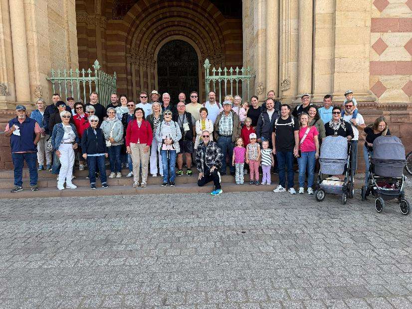 Reisegruppe des SV Oberkollbach am Dom in Speyer Foto Frank Metzler
